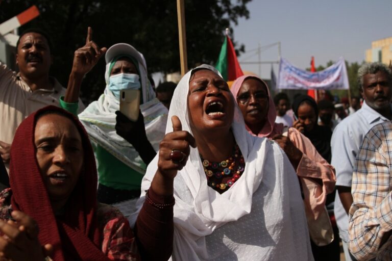 சூடானில் ராணுவ ஆட்சிக் கவிழ்ப்பைக் கோரும் போராட்டக்காரர்கள்