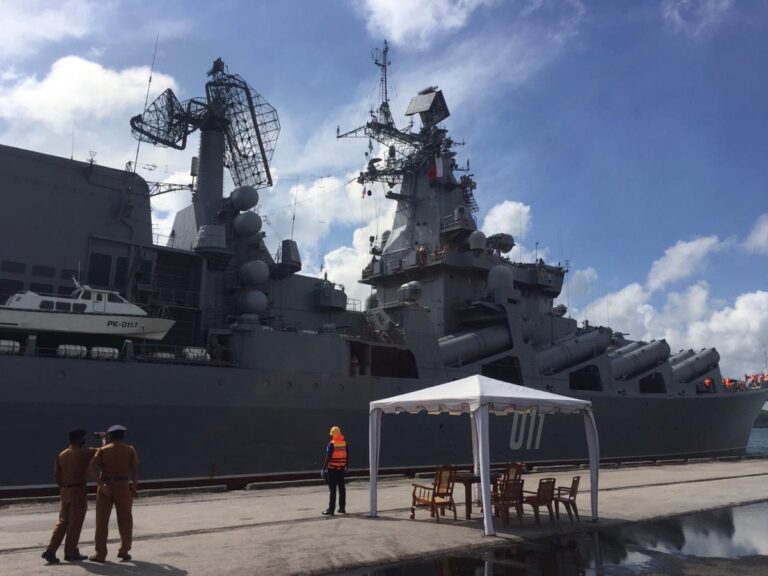 ரஷ்ய கடற்படையின்  2 நீர்மூழ்கிக் கப்பல்கள் கொழும்பு துறைமுகத்திற்கு வருகை