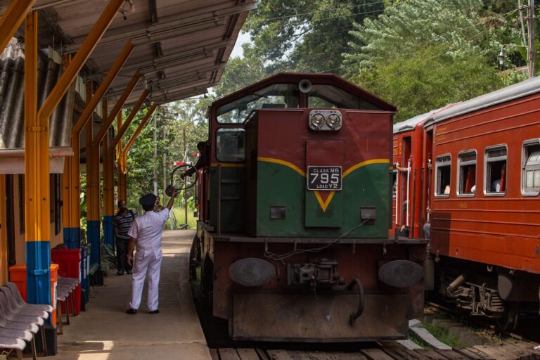 எதிர்வரும் 21 ஆம் திகதி முதல் ரயில்களை சேவையில் ஈடுபடுத்த தீர்மானம்