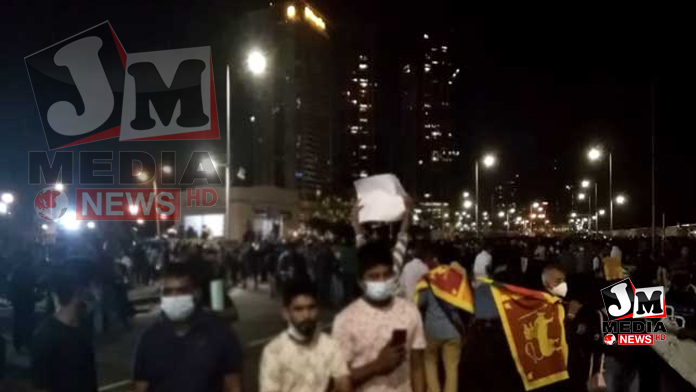 மழையையும் பொருட்படுத்தாமல் தொடர்ந்து ஆர்ப்பாட்டம்