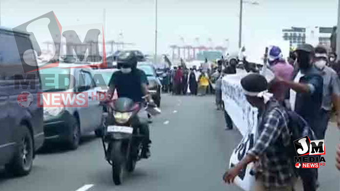 காலிமுகத்திடலில் எதிர்ப்பாளர்களுக்கு வாகனங்களில் செல்வோர் ஆதரவு