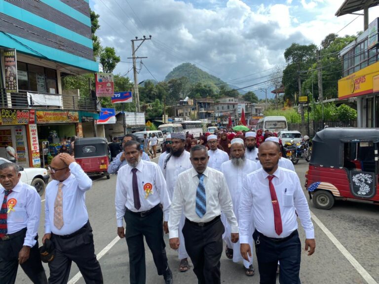 ஆசிரியர் தினத்தை முன்னிட்டு நடைபவணி சென்ற ஆசிரியர்கள்