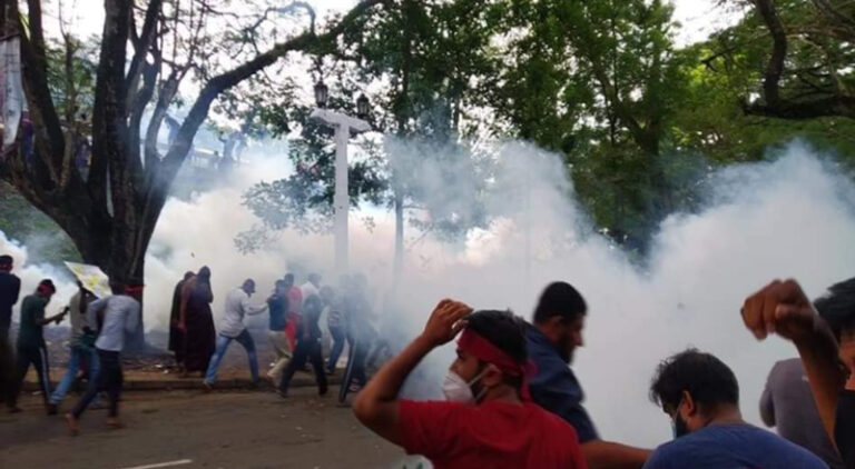 ஆர்ப்பாட்டக்காரர்கள் மீது கண்ணீர் புகை தாக்குதல்