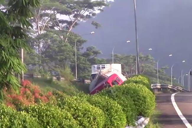 தெற்கு அதிவேக நெடுஞ்சாலையில் விபத்து