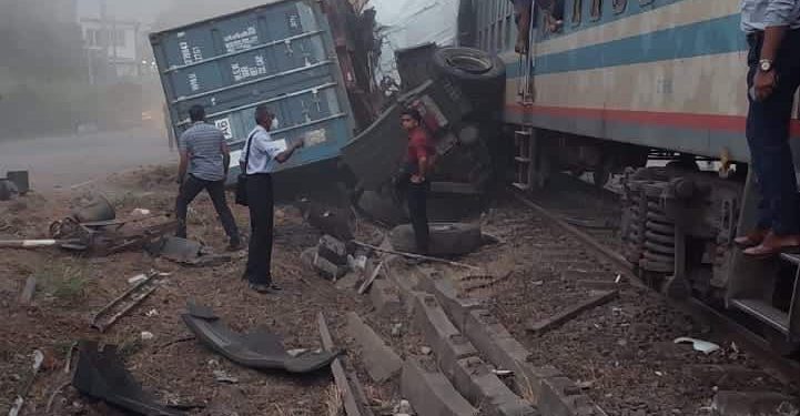 அதிகாலையில் இடம்பெற்ற ரயில் விபத்து வாகன, ரயில் போக்குவரத்துக்களுக்கு பாதிப்பு