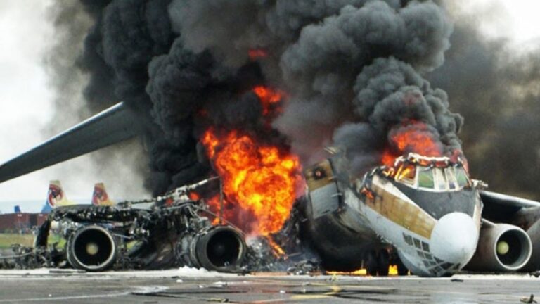 இரண்டு விமானங்கள் ஒன்றுடன் ஒன்று மோதி விபத்து