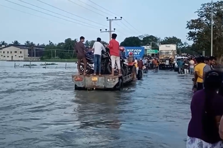 அம்பாரை மாவட்டத்திலுள்ள சேனநாயக சமுத்திரத் தின் வான் கதவுகள் திறந்துவிடப்பட்டதால் வெள்ளப்பெருக்கு.