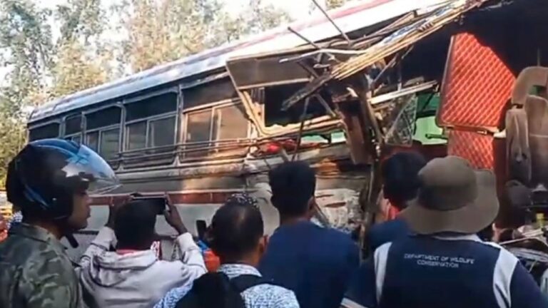 மின்னேரியாவில் பேருந்து விபத்து: 10 பேர் படுகாயம்!